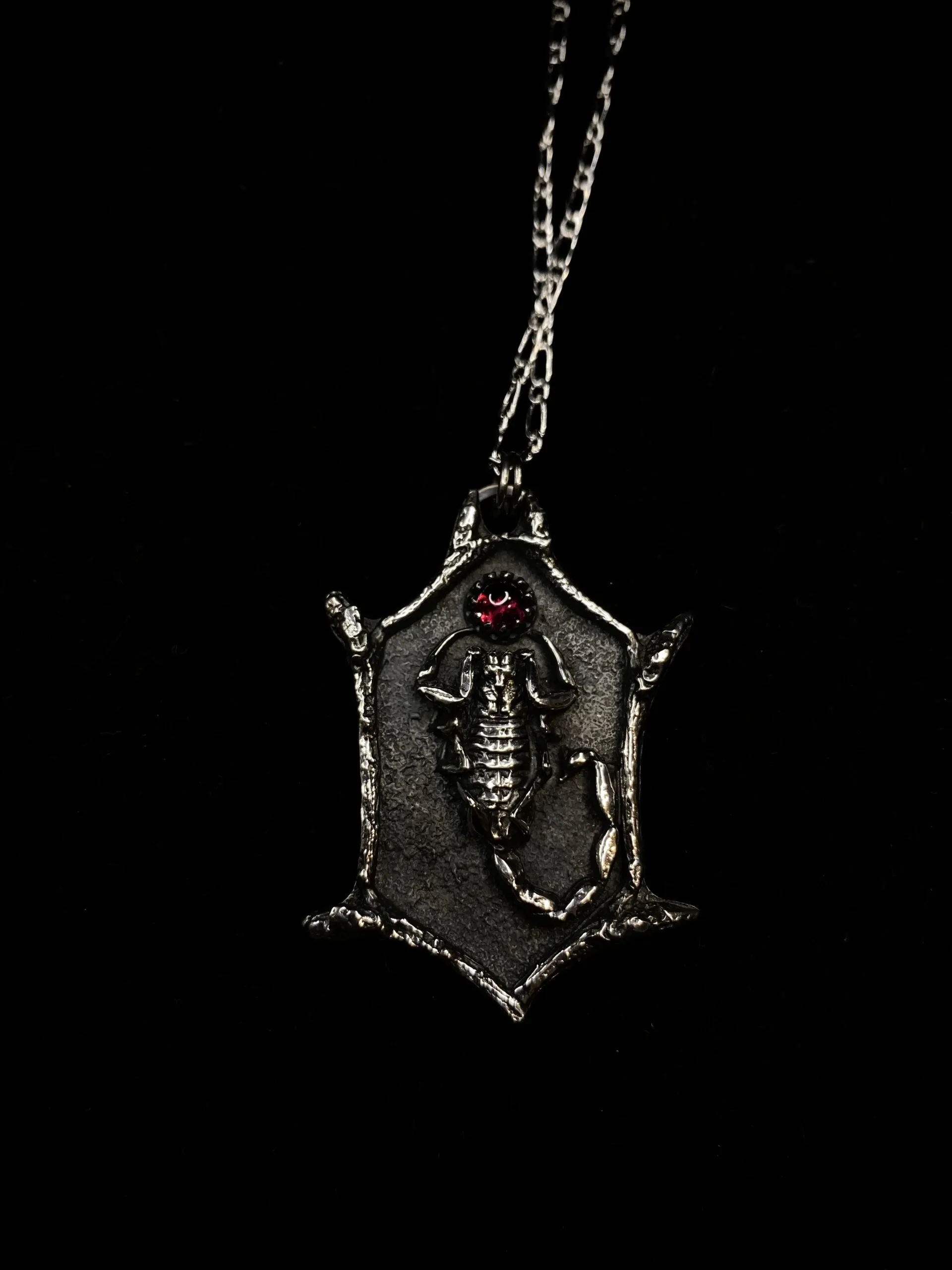 Colgante de escorpión en plata con granate