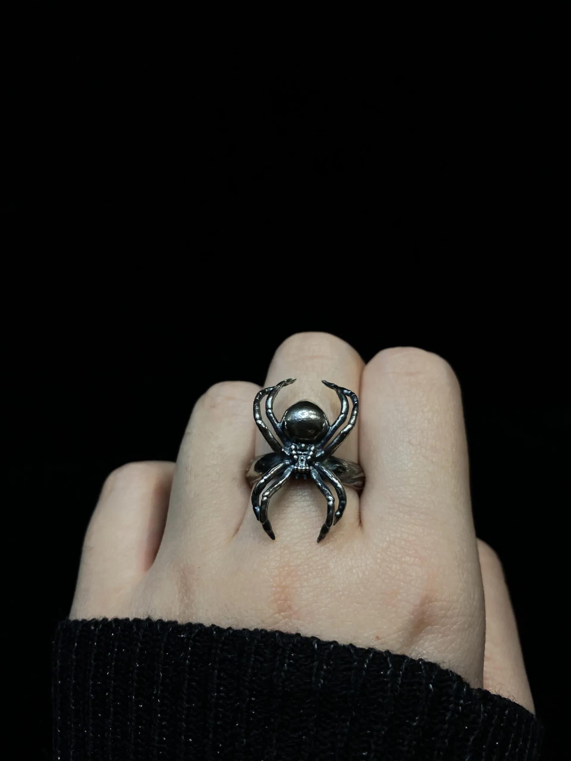 Anillo de araña viuda negra en plata